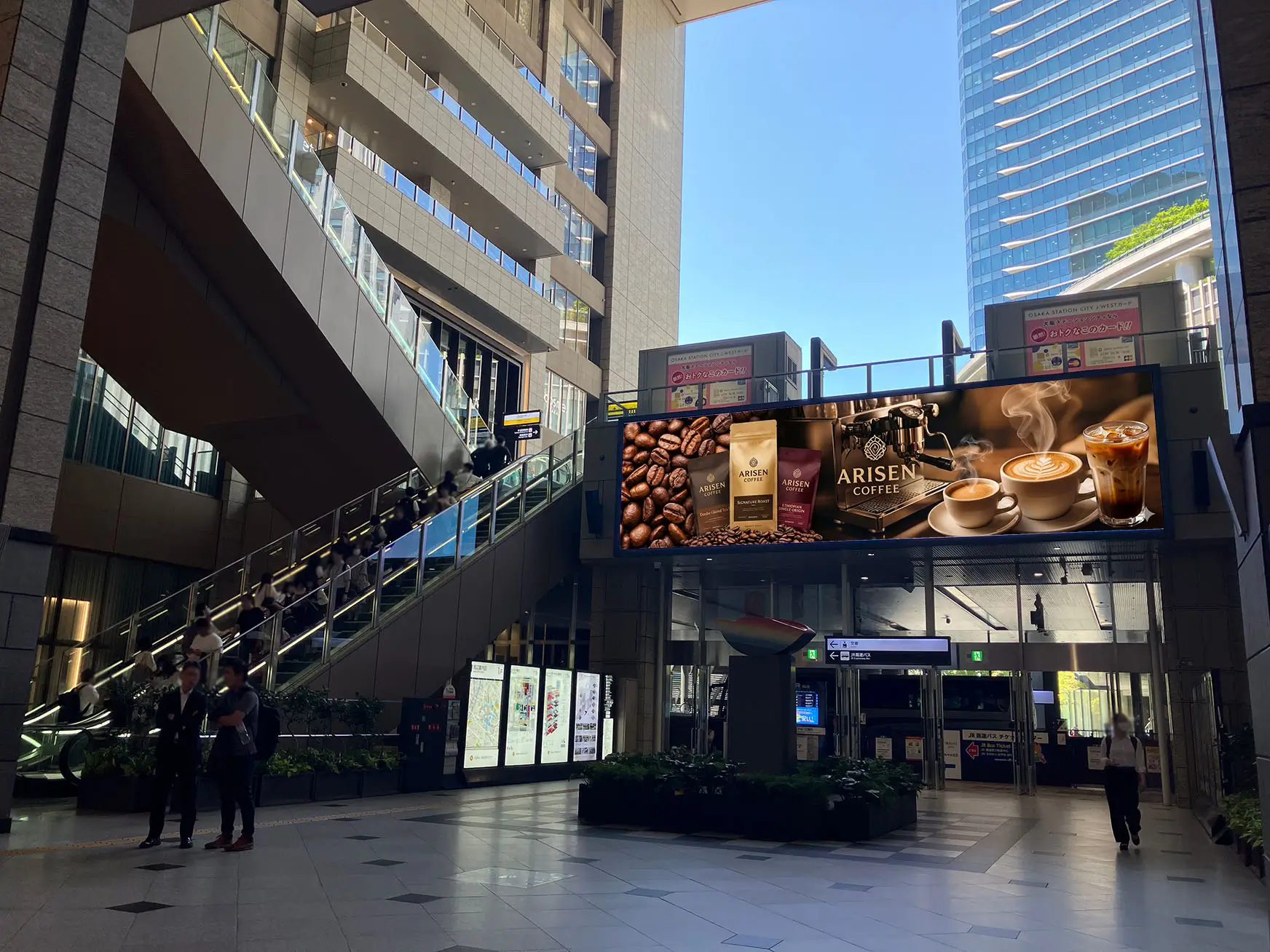 JR大阪駅通路に設置された音響連動型の大型液晶メディア「大阪駅セントラルサウンドビジョン」の広告掲出イメージ
