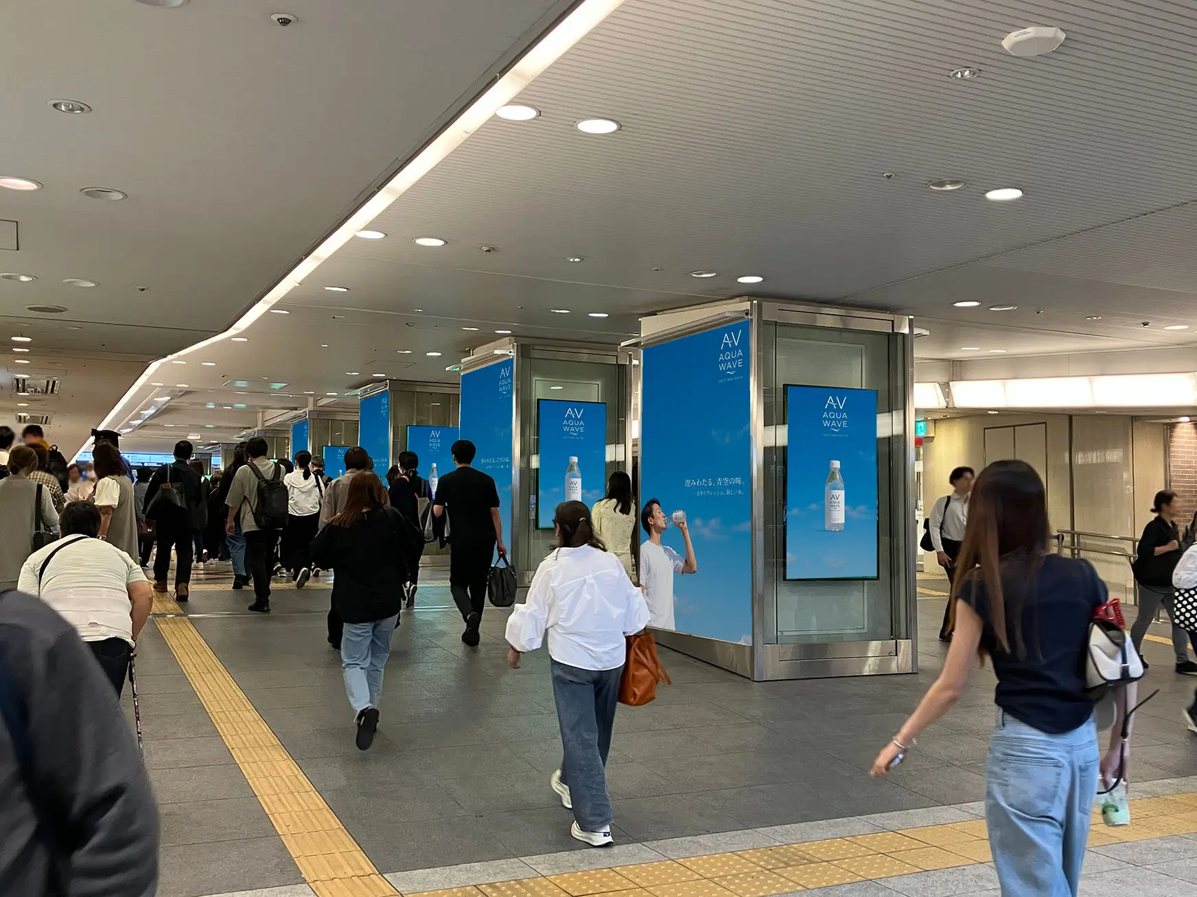 JR大阪駅中央改札地下の「大阪駅中央地下通路デジタルシートセット」14面サイネージと巨大壁面シート（ハーフ）の広告掲出イメージ