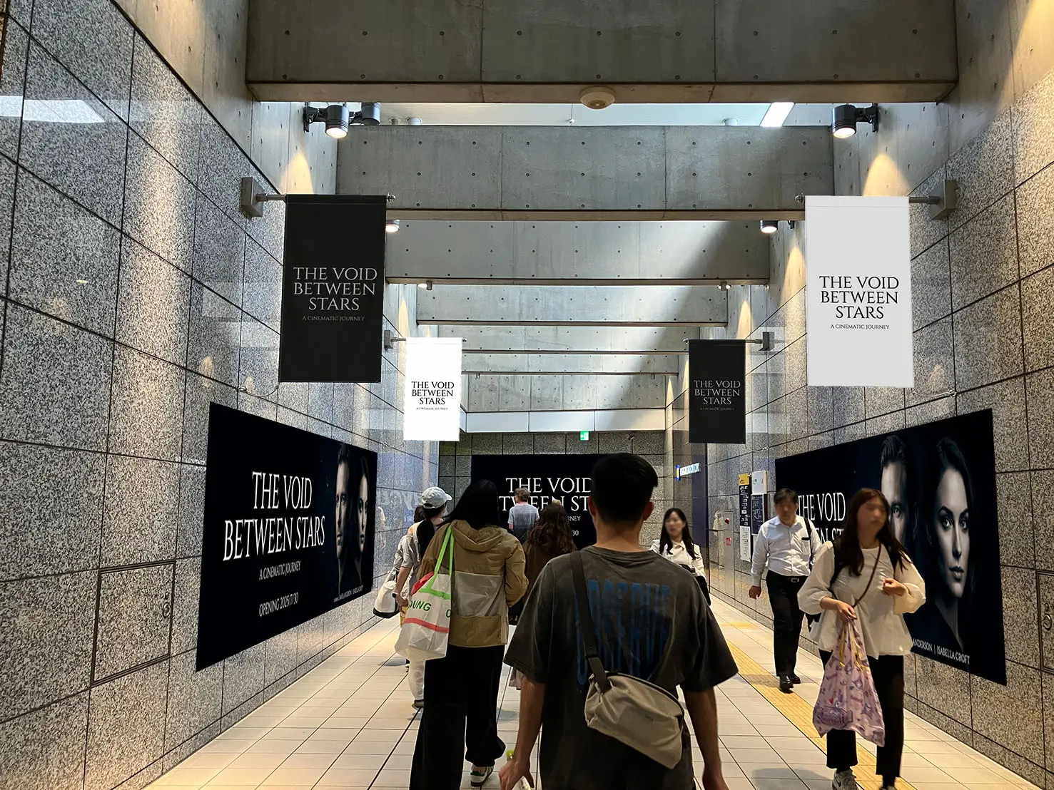 JR大阪駅の連絡通路に掲出されたフラッグ＆シート広告の動線ジャックイメージ