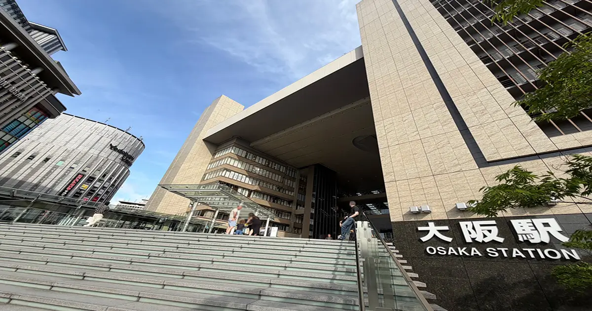 JR大阪駅のうめきた広場側から見たグランフロント大阪周辺のランドマーク景観