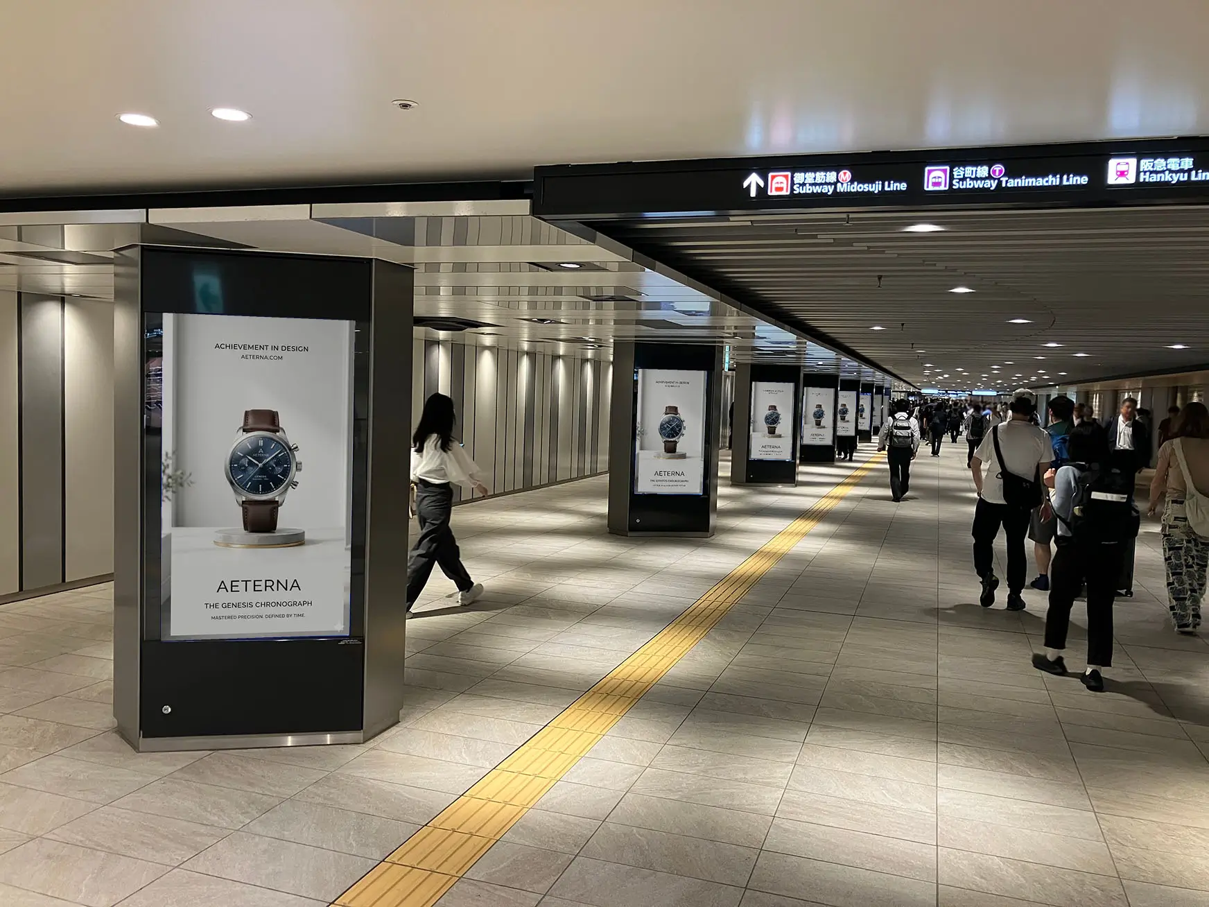 大阪駅地下道「東西通路・東広場フルジャック」における東西通路デジタルサイネージ47台の広告掲出イメージ