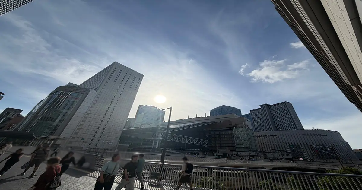大阪駅前の歩行者流動と周辺ビル群を映した梅田エリアの広告検討者向けアイキャッチ画像
