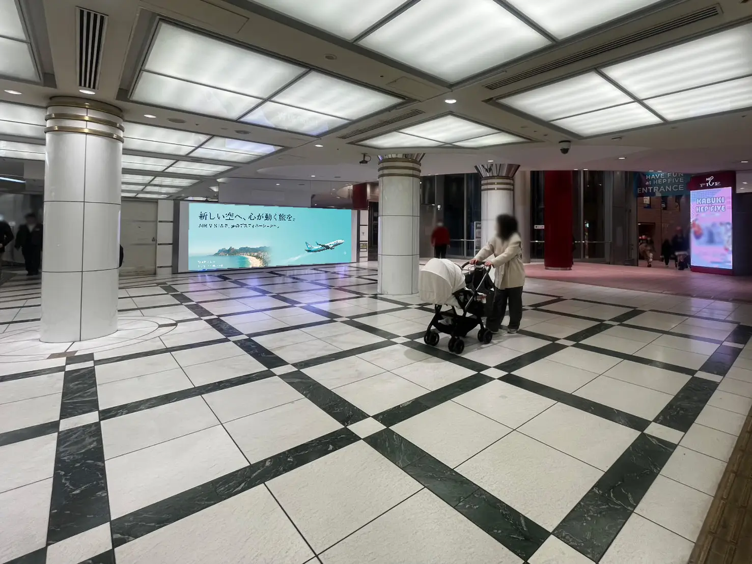 ホワイティうめだのHEP FIVE入り口前に新設された大型LEDのワイドビジョン