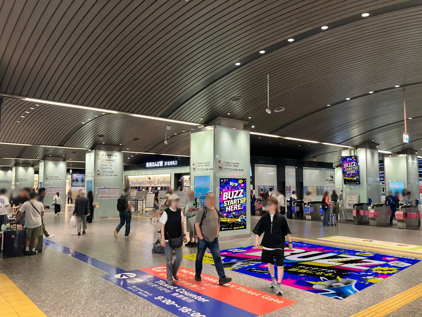駅構内のサイネージやフロア面に配置されたSNS拡散を狙うバズ広告の活用イメージ