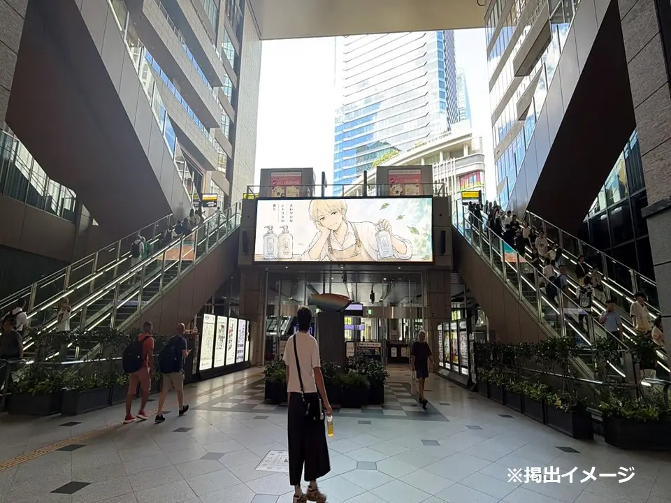 JR大阪駅の吹抜け空間に設置された大型デジタルサイネージのセントラルビジョン