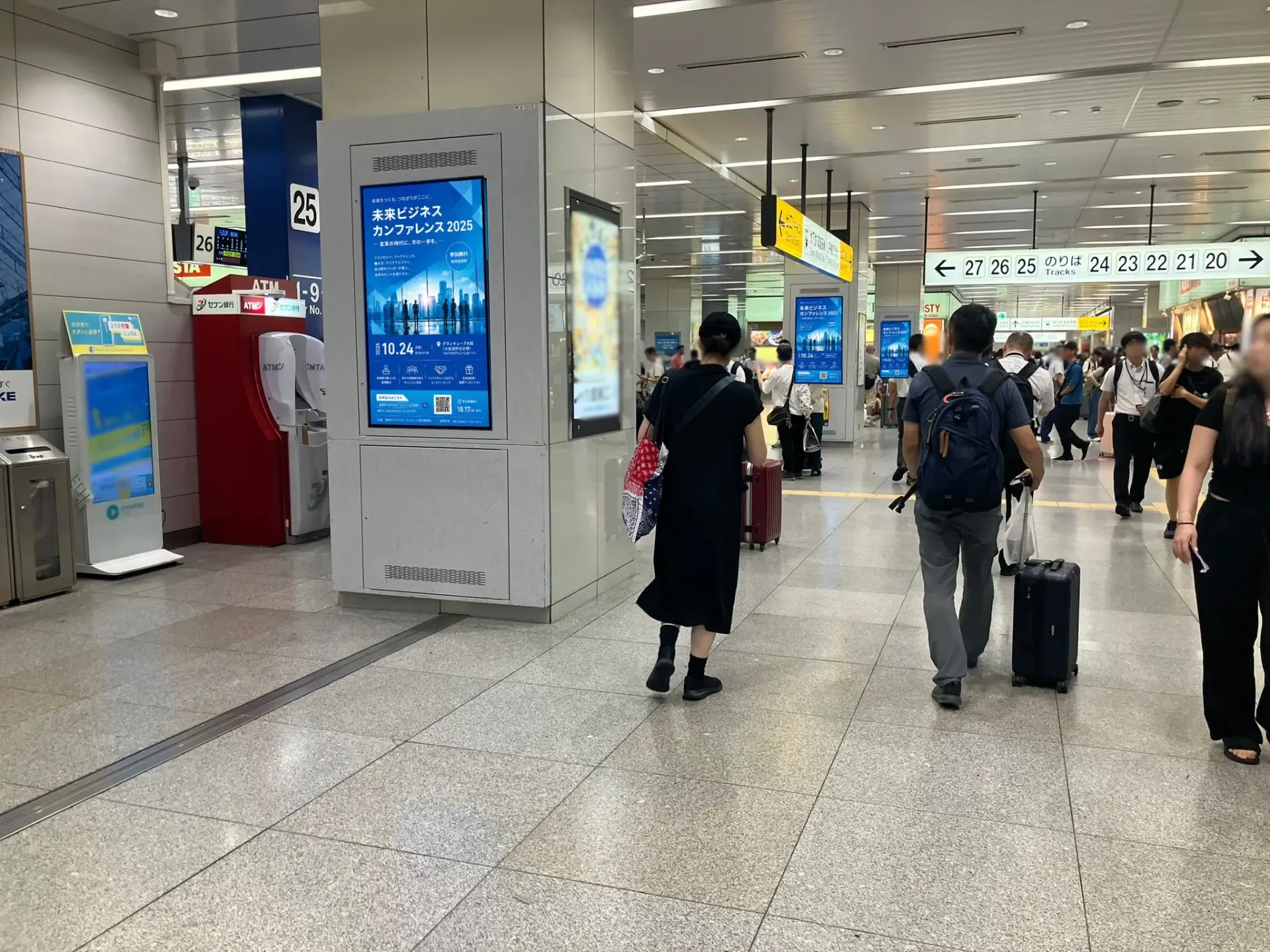 新大阪駅の新幹線改札内コンコースに設置された縦型デジタルサイネージ広告掲出イメージ