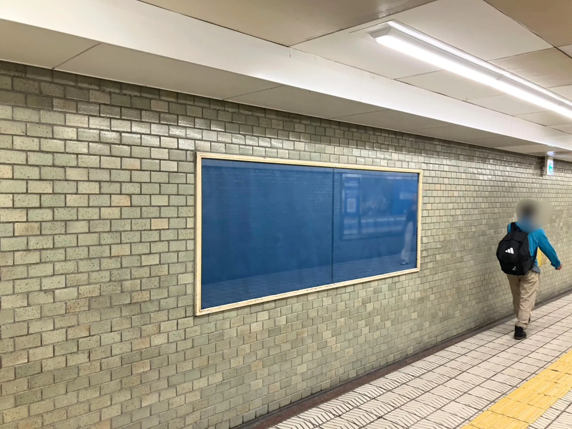 大阪メトロ天王寺駅の通路壁面に設置された乗り換え客向けの駅看板