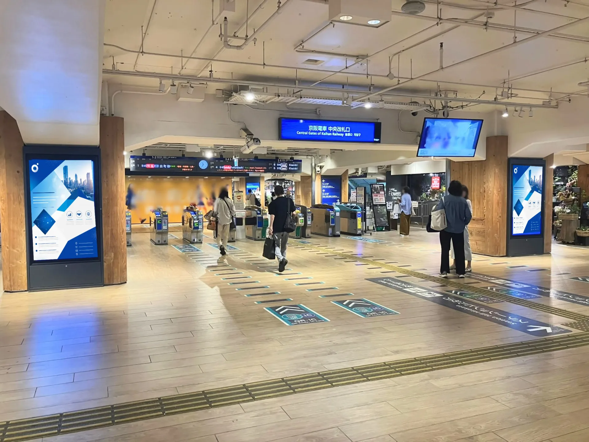 枚方市駅中央改札口付近に設置されたデジタルサイネージ枚方インパクトデジタルの掲出イメージ