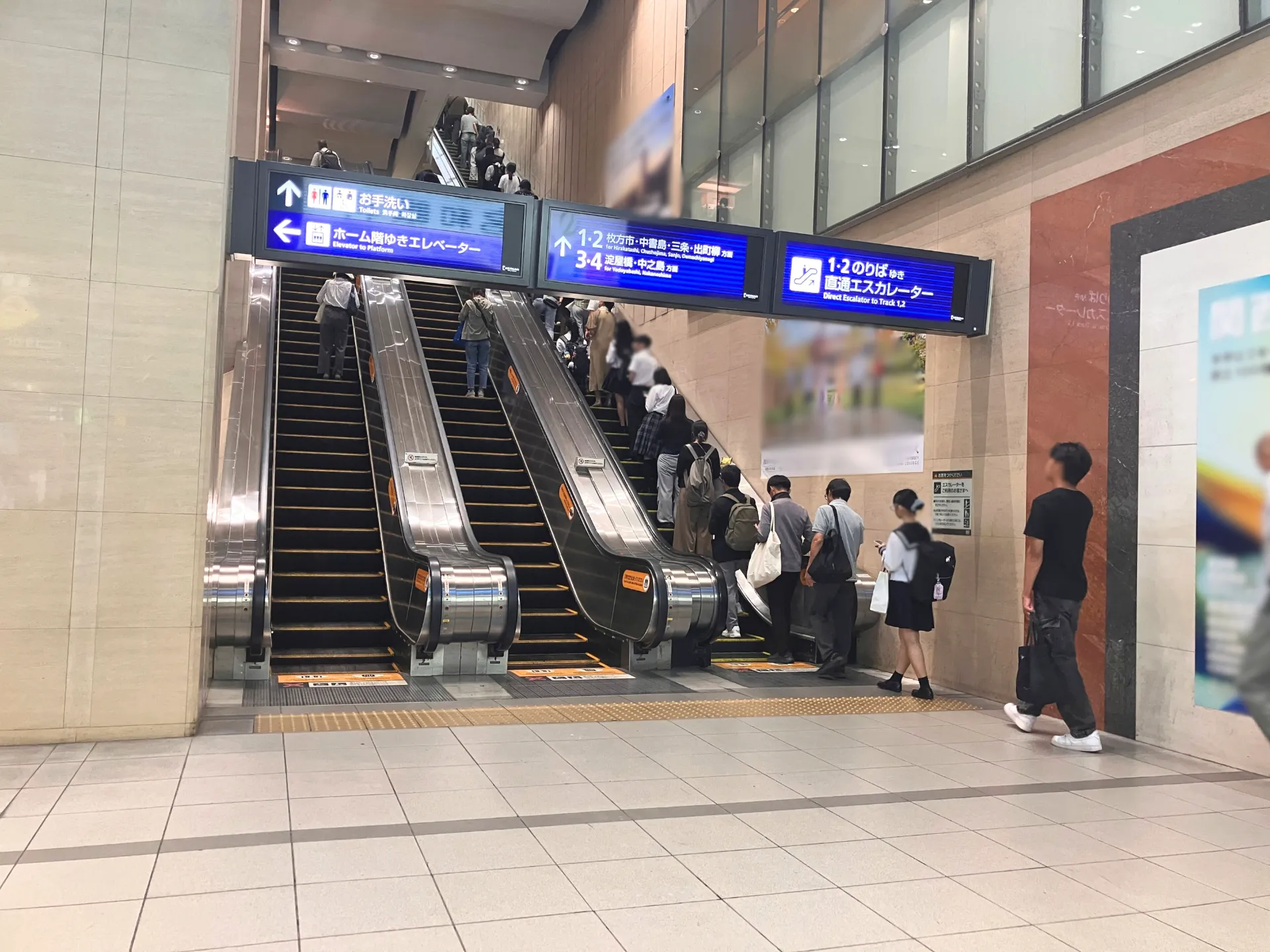 京橋駅中央改札内のエスカレーターシート大型広告枠の設置位置