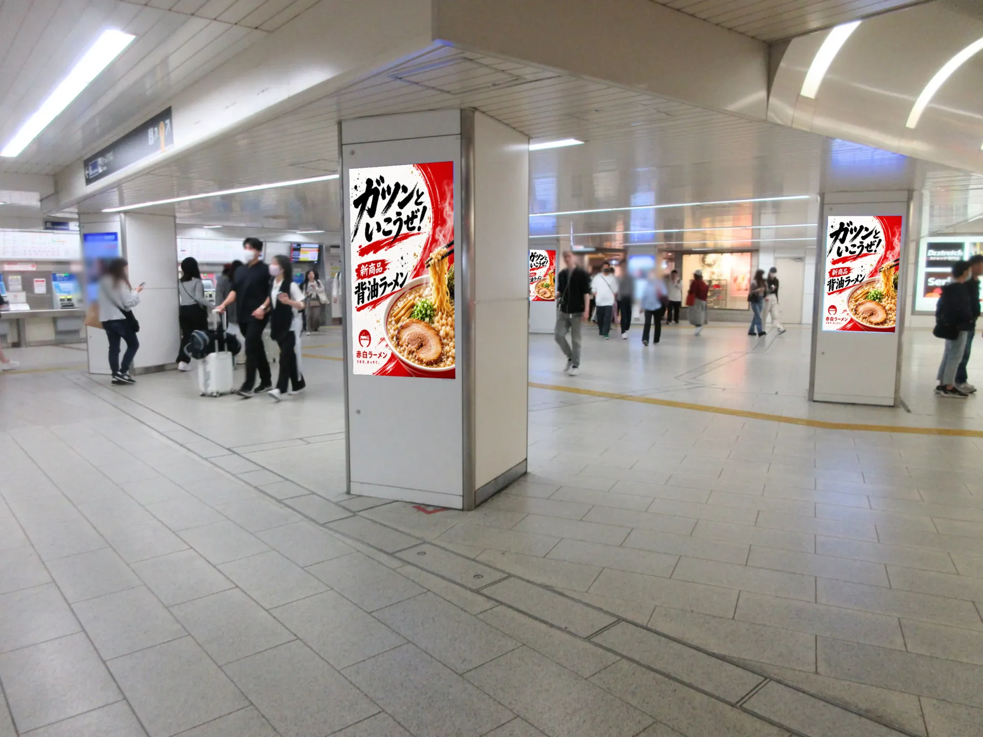 Osaka Metroなんば駅構内のコンコース柱に連続設置されたデジタルサイネージ広告イメージ
