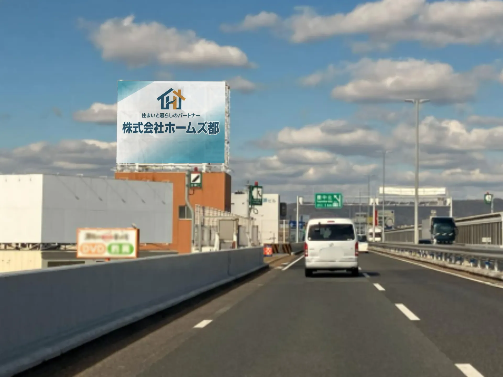 阪神高速道路沿いのビル屋上に設置された大型屋上広告塔(塔屋看板)の視認イメージ
