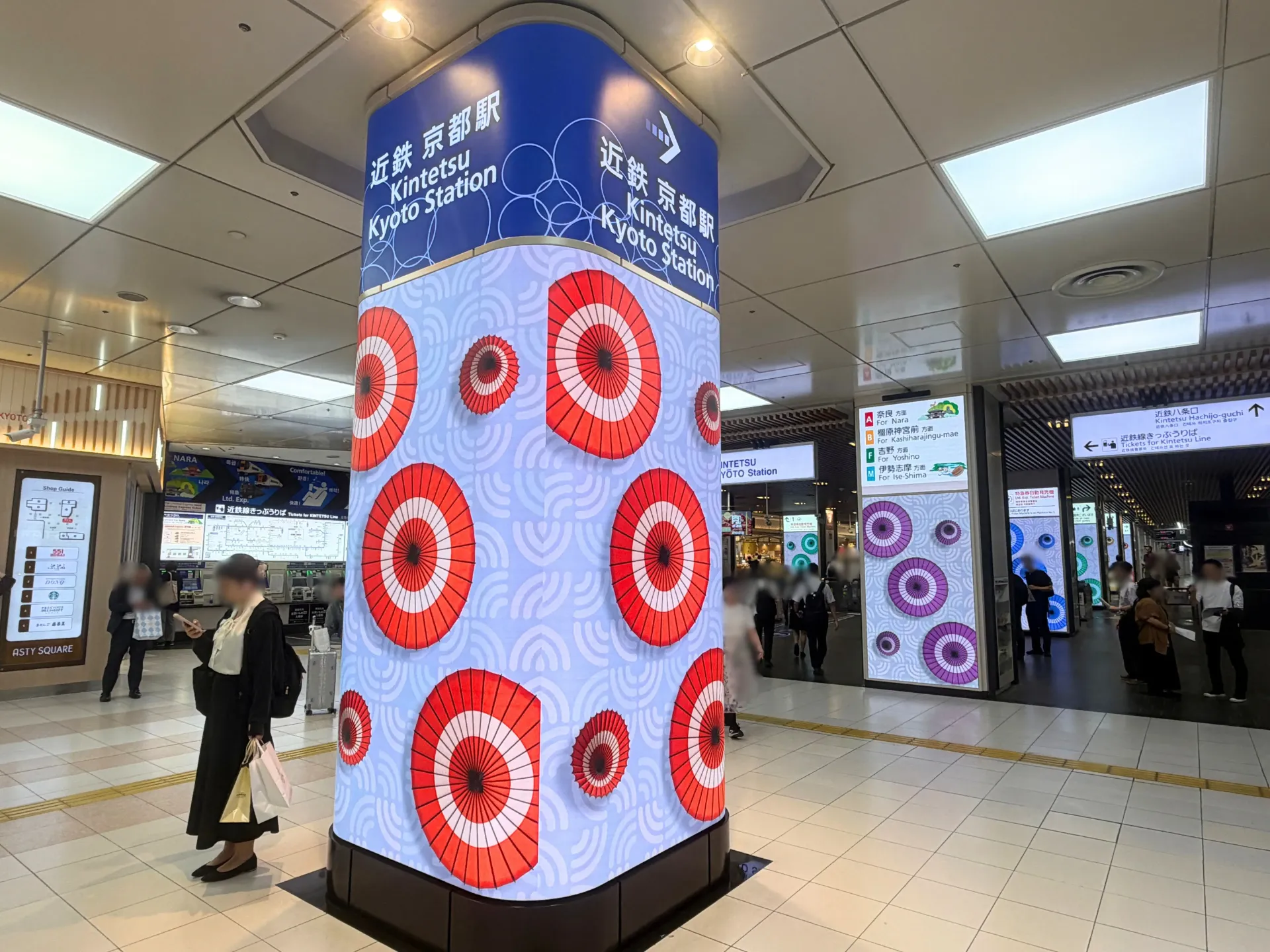 近鉄京都駅改札周辺に設置された京都迎都ビジョンの近景