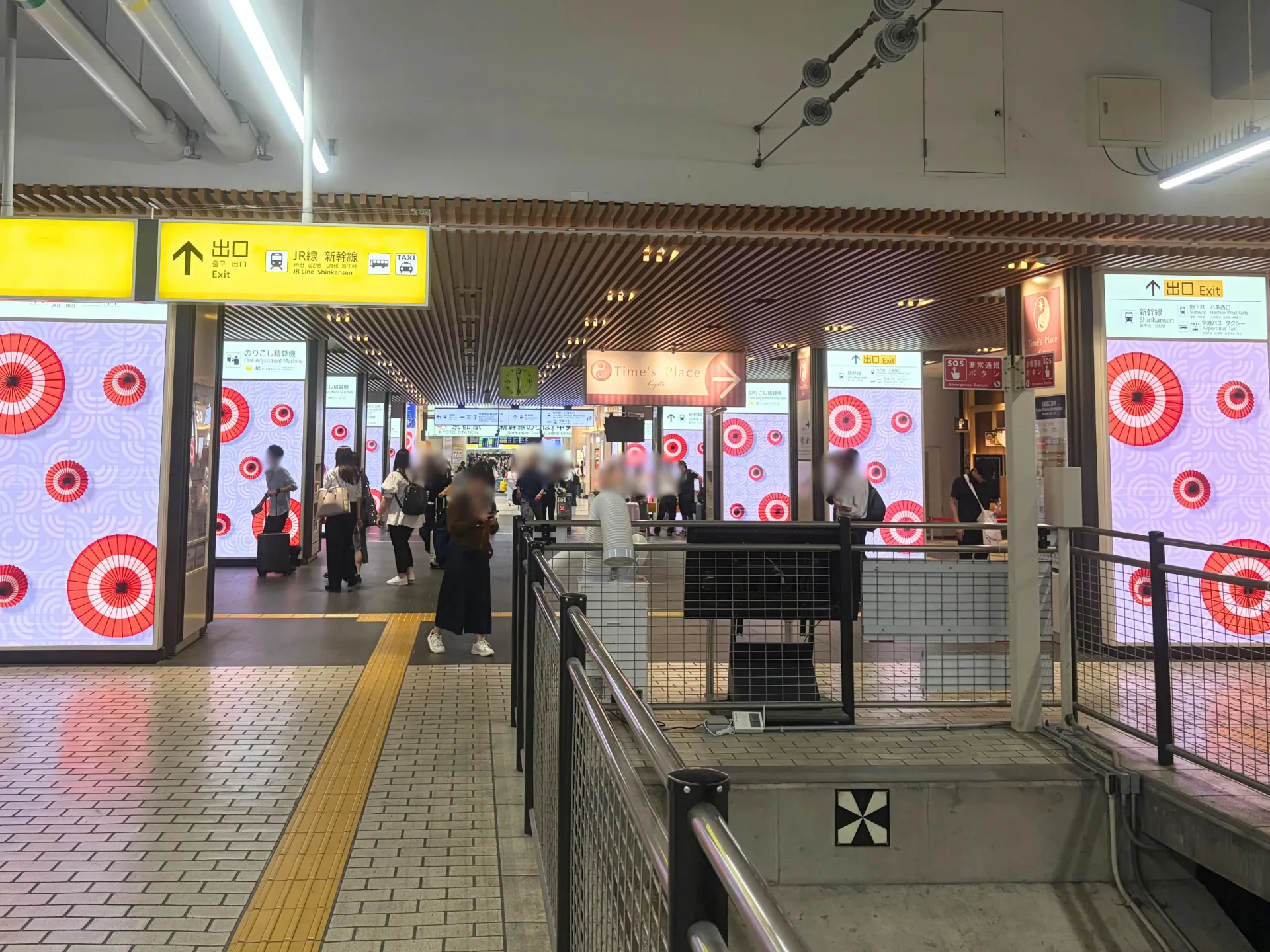 近鉄京都駅改札周辺に設置された京都迎都ビジョンの遠景
