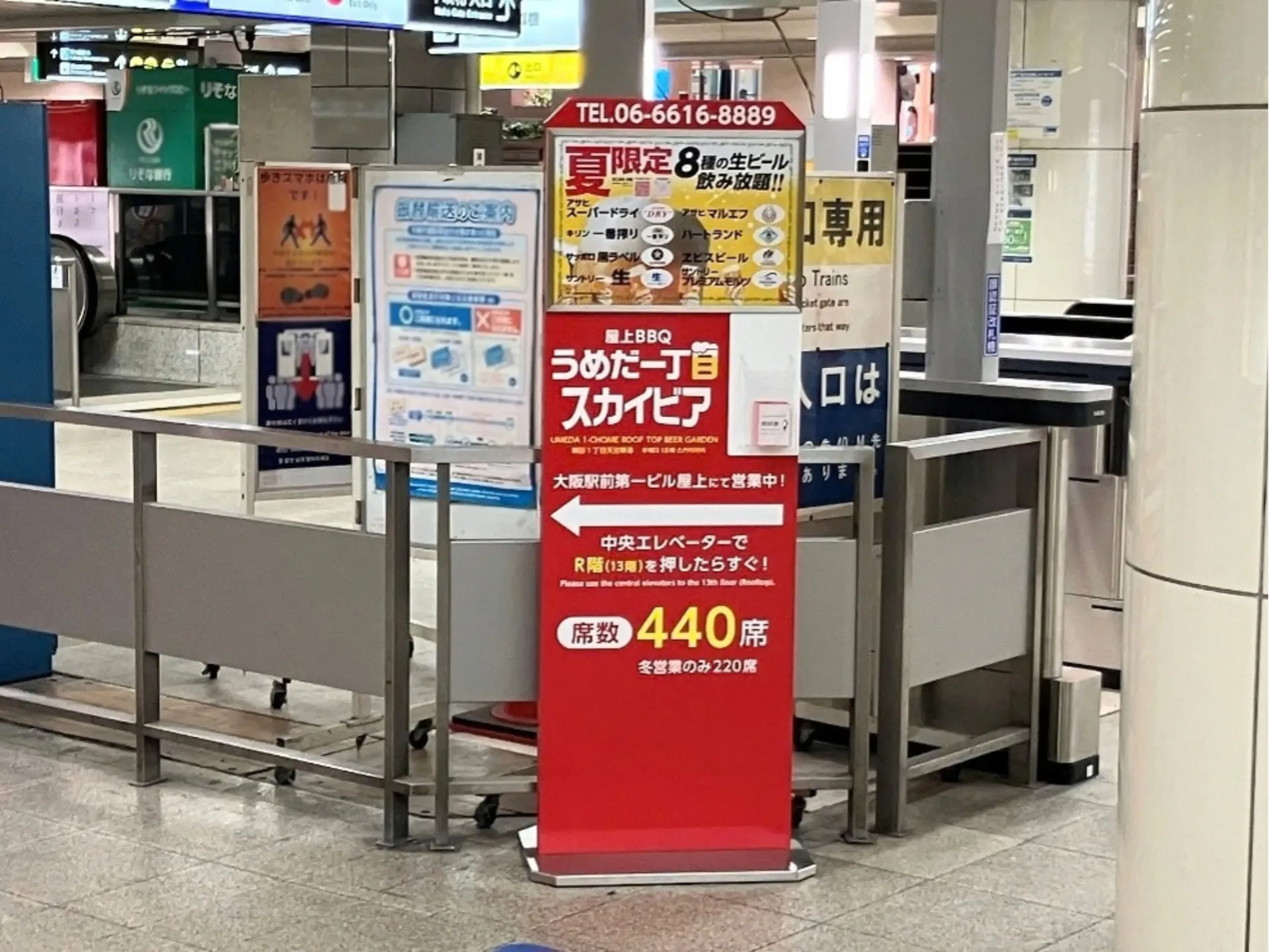 大阪メトロ四つ橋線西梅田駅の北改札付近に設置された自立型ラッピング広告台座