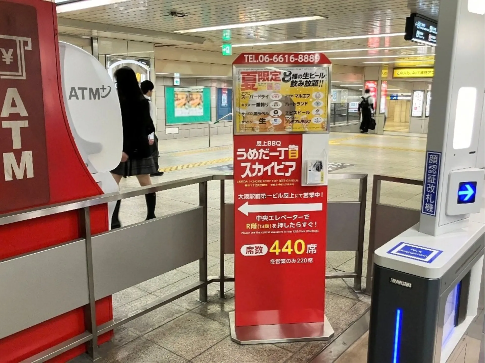 大阪メトロ四つ橋線西梅田駅の南改札付近に設置された自立型ラッピング広告台座