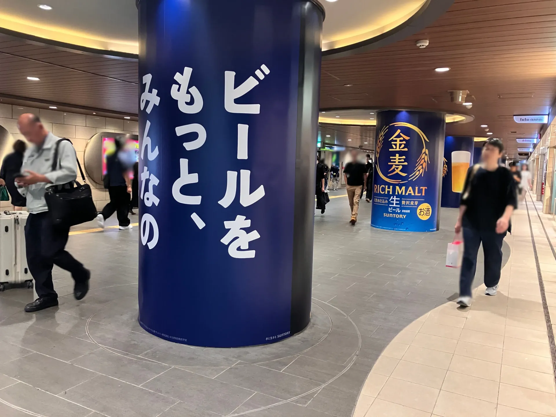 Osaka Metro御堂筋線なんば駅の大型円柱広告なんばアドピラー掲出事例（金麦）