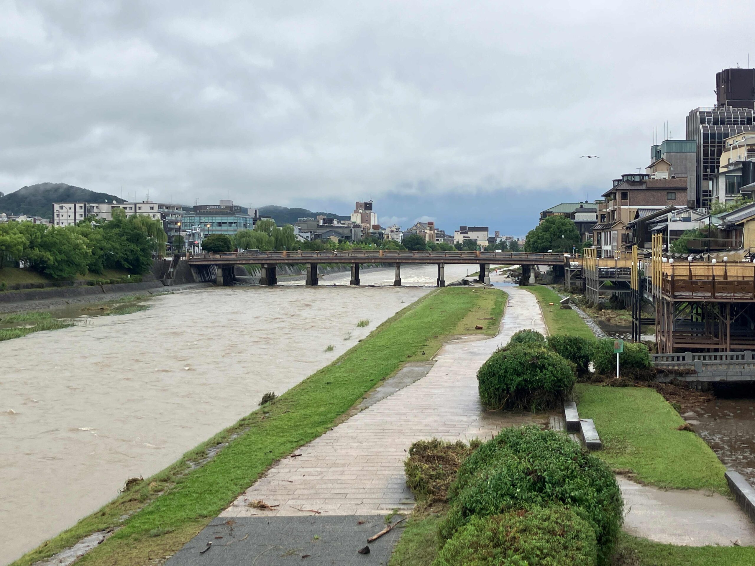 01.台風一過の鴨川 scaled